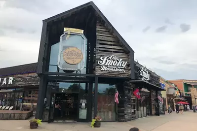 free tastings are one of the best things to do in Pigeon Forge for couples