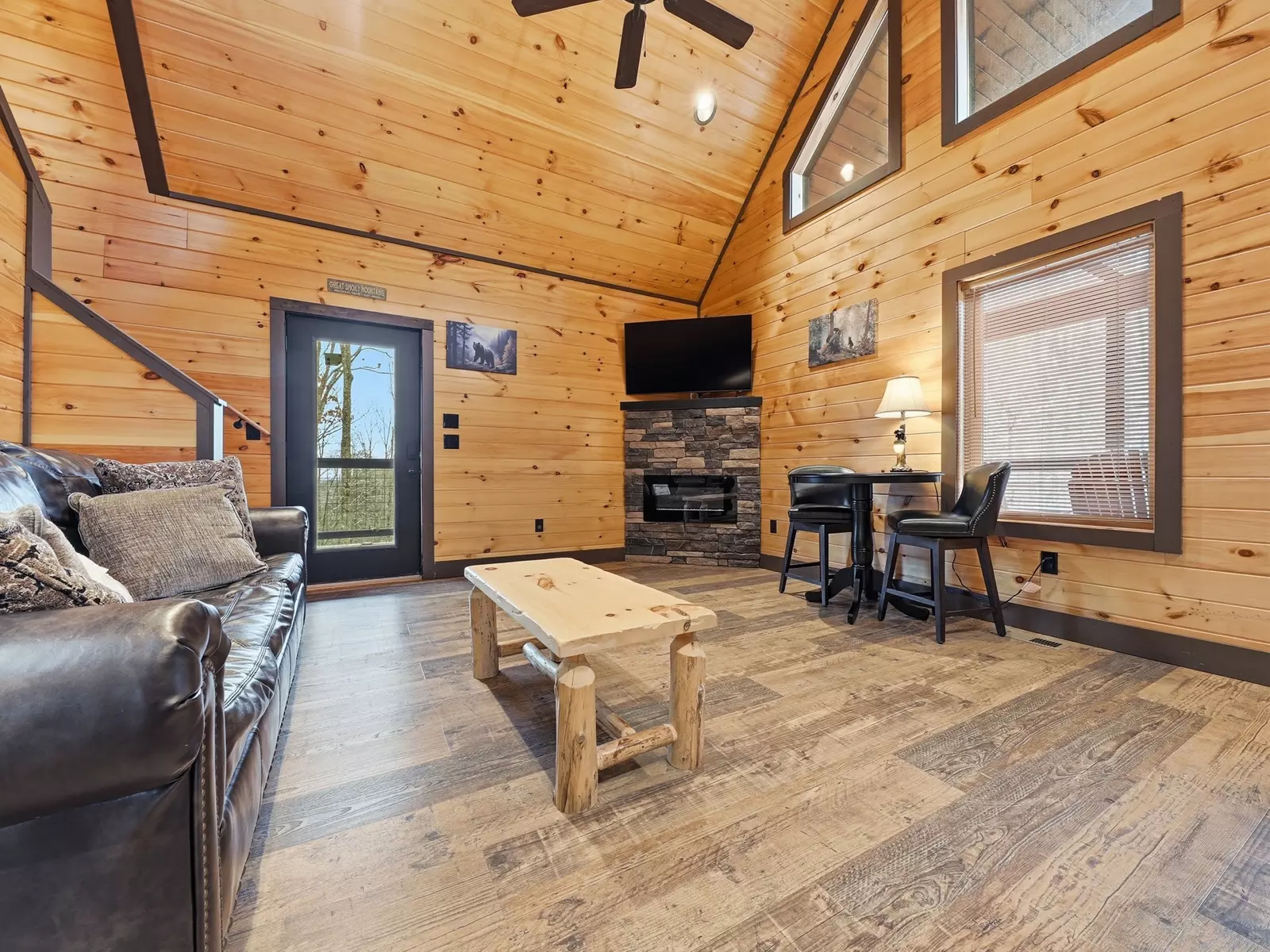 Property image, Exterior, of Falcon Crest #3104