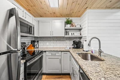 Features all stainless steel appliances and is fully stocked with all kitchen essentials
