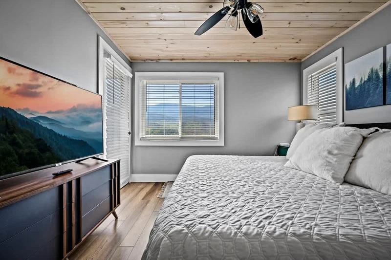Second bedroom w/ fantastic mountain view