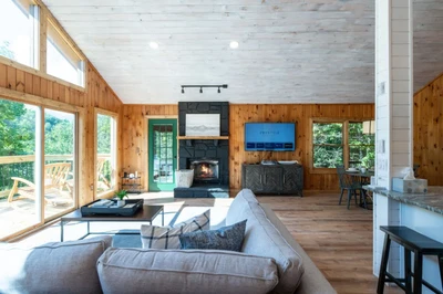 TV + Fireplace + Wooded Views = Ultimate Relaxation