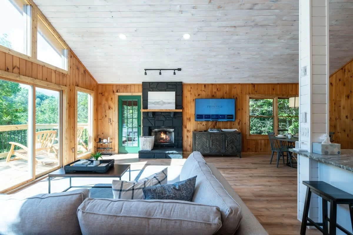 TV + Fireplace + Wooded Views = Ultimate Relaxation