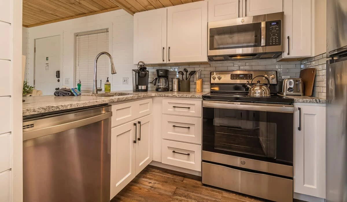 No need to eat out with this fully stocked and equipped kitchen!